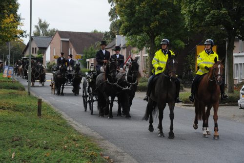 Politie te paard begeleidt de Rijtuigenstoet